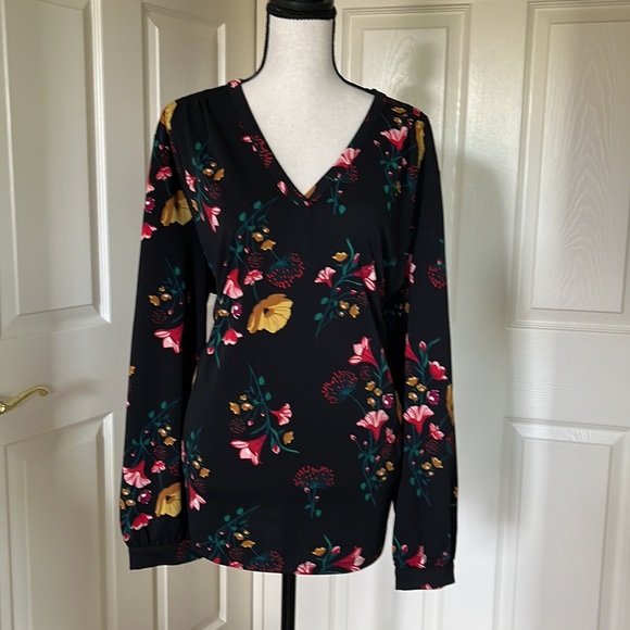 Super cute like new Ann Taylor xl blouse stretchy light and comfy. - Picture 2 of 6